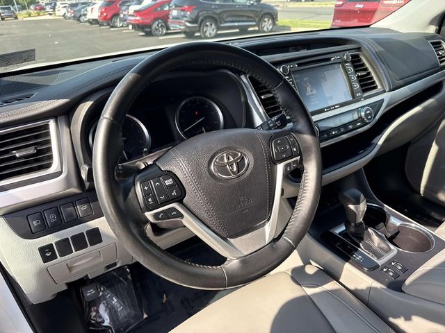 2019 Toyota Highlander XLE — photo 1 of 12