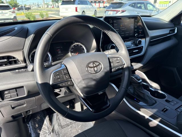 2021 Toyota Highlander LE — photo 1 of 12