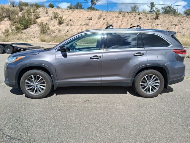 2019 Toyota Highlander XLE — photo 1 of 12