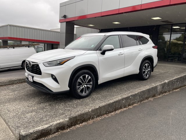 2022 Toyota Highlander XLE — photo 1 of 10