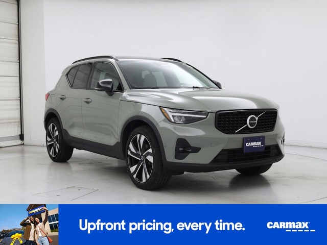 2023 Volvo XC40 B5 Plus Dark Theme