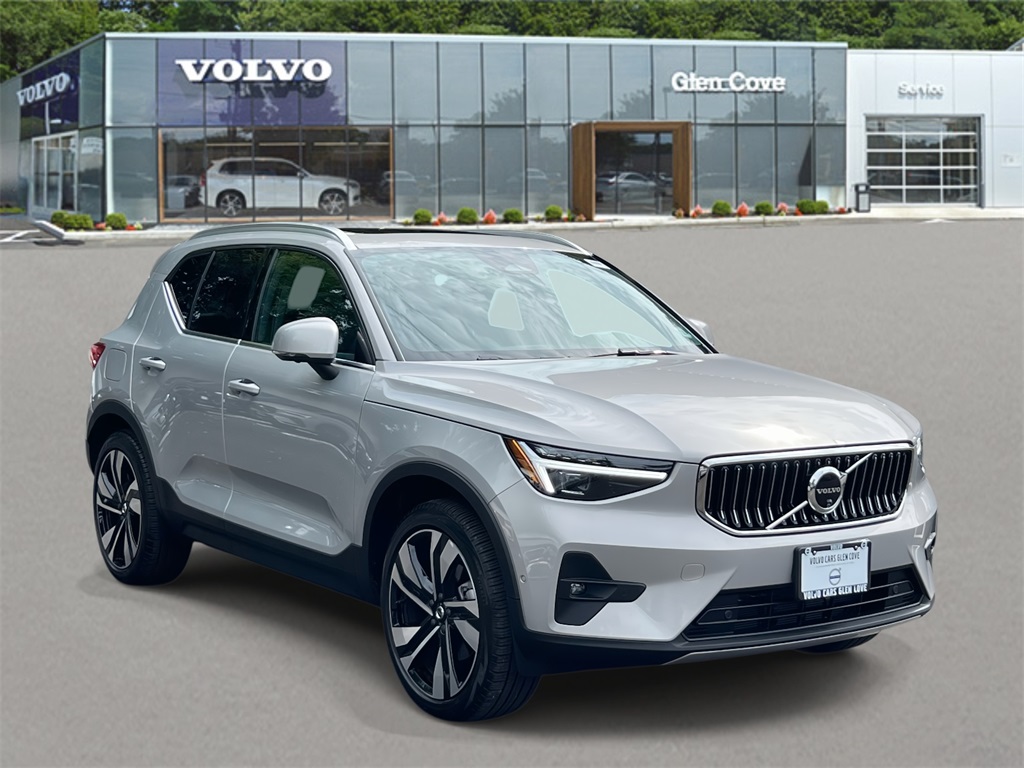 2025 Volvo XC40 B5 Ultra Bright Theme