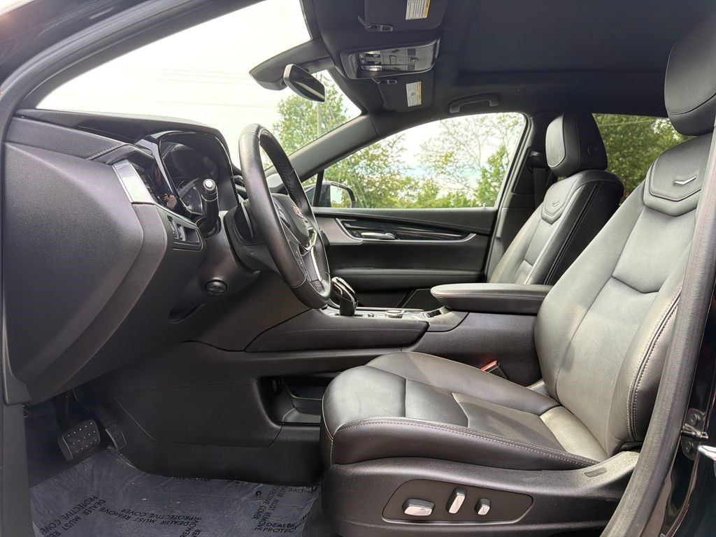 2023 Cadillac XT5 — photo 1 of 6