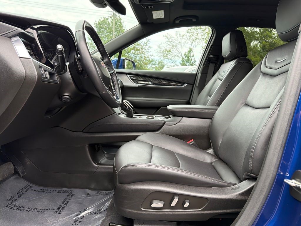 2023 Cadillac XT6 — photo 1 of 6