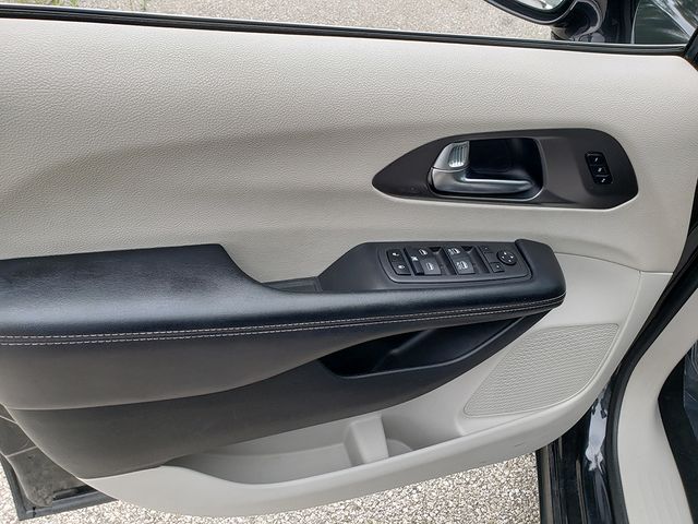 2022 Chrysler Pacifica Touring L — photo 1 of 2