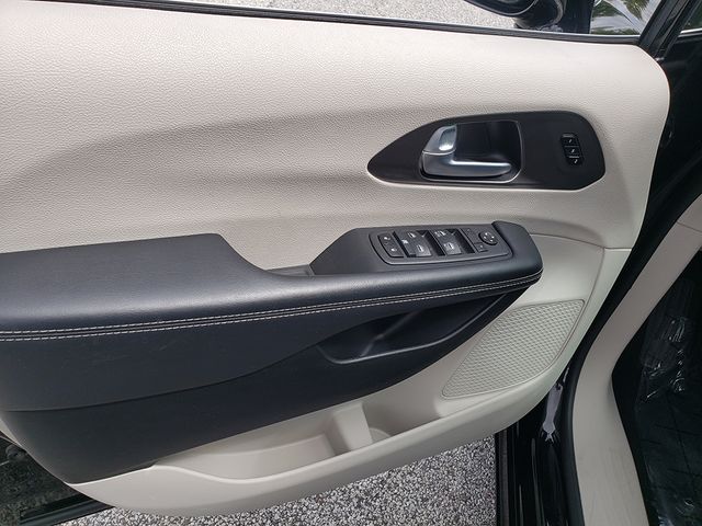 2024 Chrysler Pacifica Touring L — photo 1 of 2
