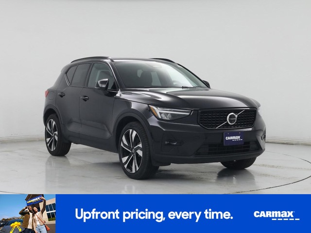 2025 Volvo XC40 B5 Plus Dark Theme