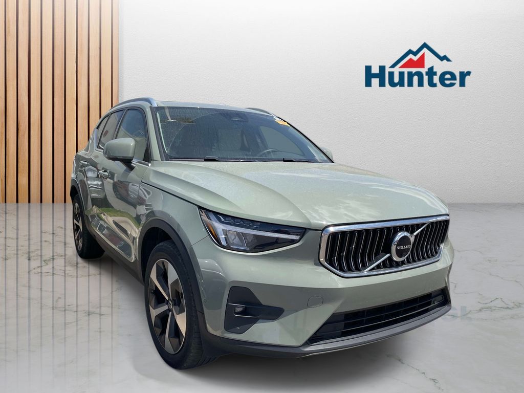 2023 Volvo XC40 Plus Bright Theme