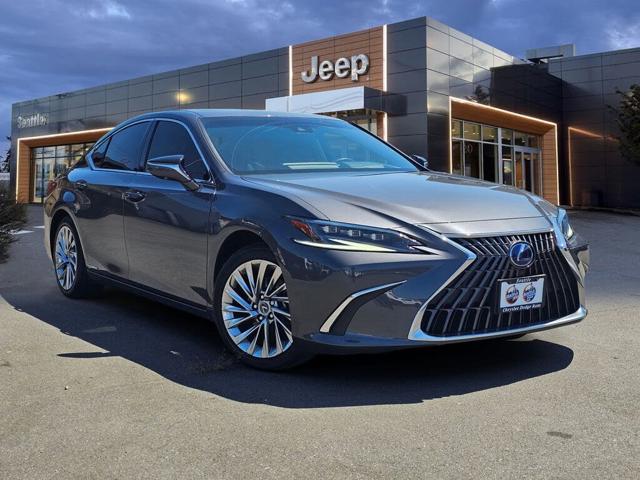 2022 Lexus ES 300h Luxury