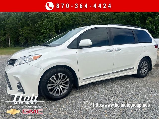 2018 Toyota Sienna XLE 7-Passenger FWD with Auto-