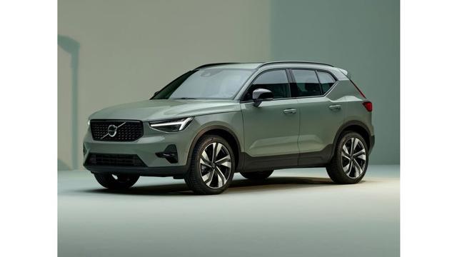 2024 Volvo XC40 B5 Plus Dark Theme