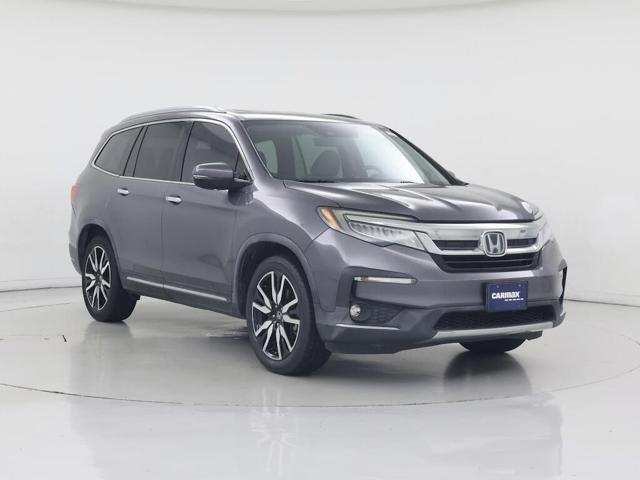 2019 Honda Pilot Touring FWD with Rear Captain'