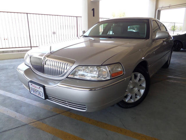 2011 Lincoln Town Car Signature Limited