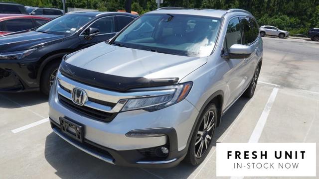 2019 Honda Pilot Touring FWD with Rear Captain'