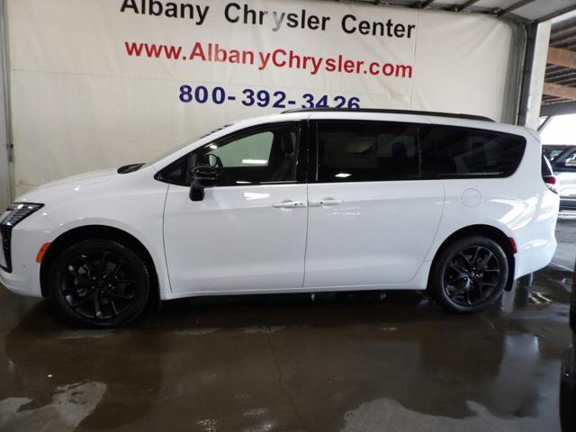 2027 Chrysler Pacifica Limited AWD