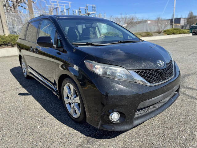2012 Toyota Sienna SE 8-Passenger
