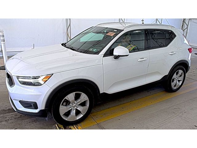 2022 Volvo XC40 T5 Momentum AWD