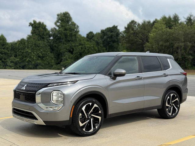 2023 Mitsubishi Outlander SE
