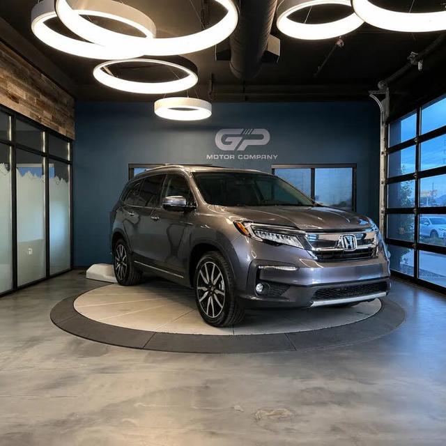 2021 Honda Pilot Touring w/Rear Captain's Chairs