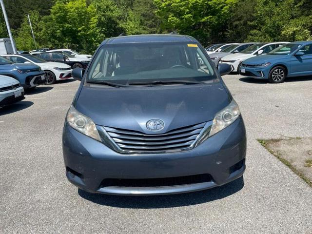 2017 Toyota Sienna LE 7-Passenger Auto Access Sea