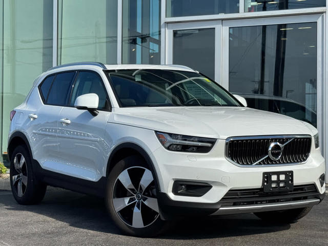 2022 Volvo XC40 T5 Momentum
