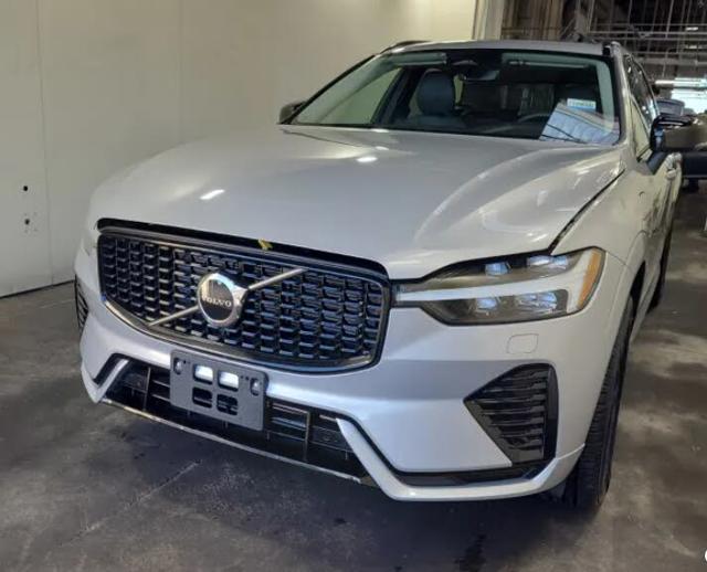 2025 Volvo XC60 Plug-In Hybrid Recharge T8 Core Dark Theme eA
