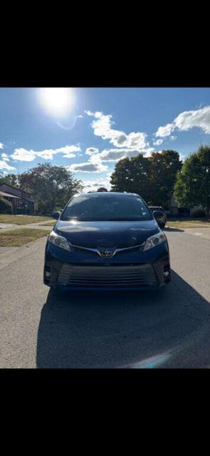 2019 Toyota Sienna XLE 7-Passenger FWD with Auto-