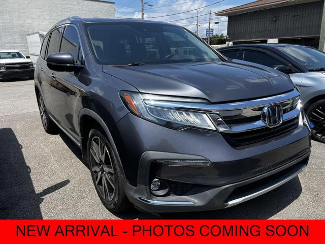 2019 Honda Pilot Touring FWD with Rear Captain'