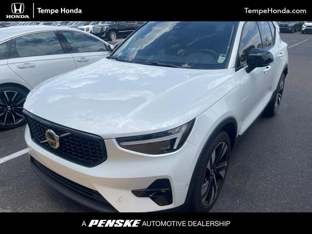 2023 Volvo XC40 B5 Ultimate Dark Theme