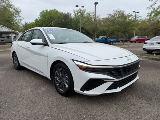 2024 Hyundai Elantra SEL FWD