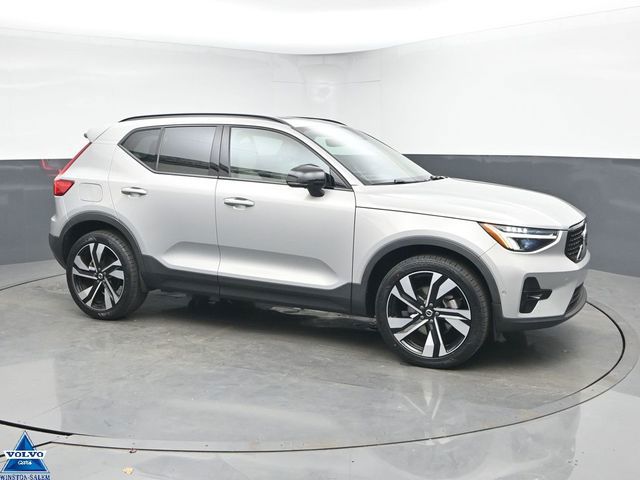 2023 Volvo XC40 B5 Plus Dark Theme AWD