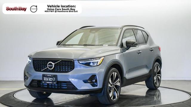 2023 Volvo XC40 B5 Plus Dark Theme