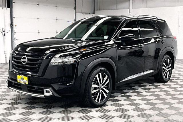 2023 Nissan Pathfinder Platinum — photo 1 of 2