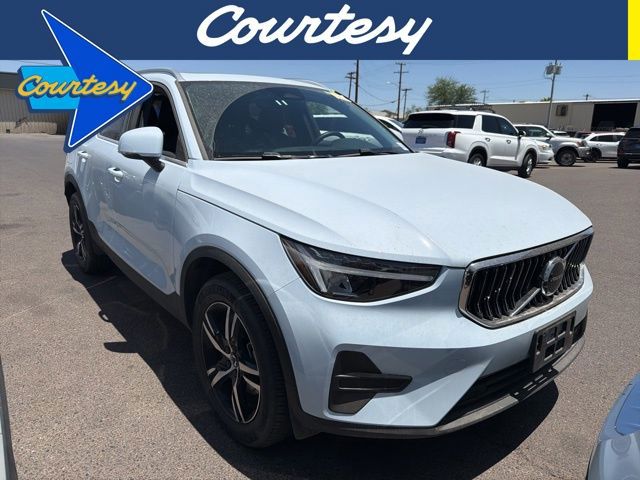 2025 Volvo XC40 B5 Core Bright Theme AWD