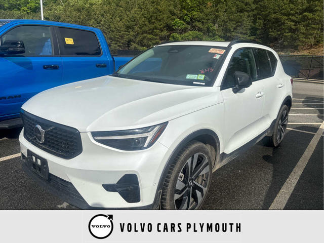 2025 Volvo XC40 B5 Plus Dark Theme AWD