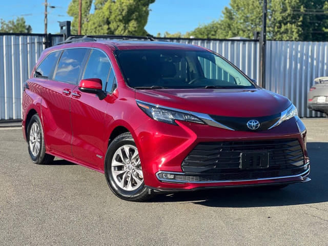 2021 Toyota Sienna XLE 8-Passenger