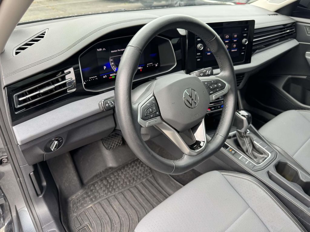 2025 Volkswagen Jetta 1.5T SE — photo 1 of 12