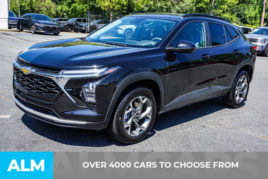 2025 Chevrolet Trax LT — photo 1 of 12