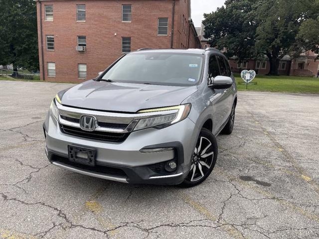 2019 Honda Pilot Touring w/Rear Captain's Chairs
