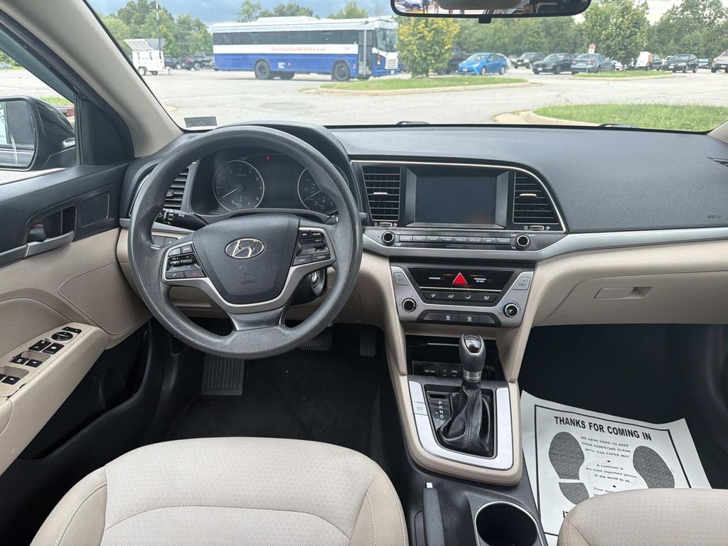 2017 Hyundai Elantra SE — photo 1 of 12