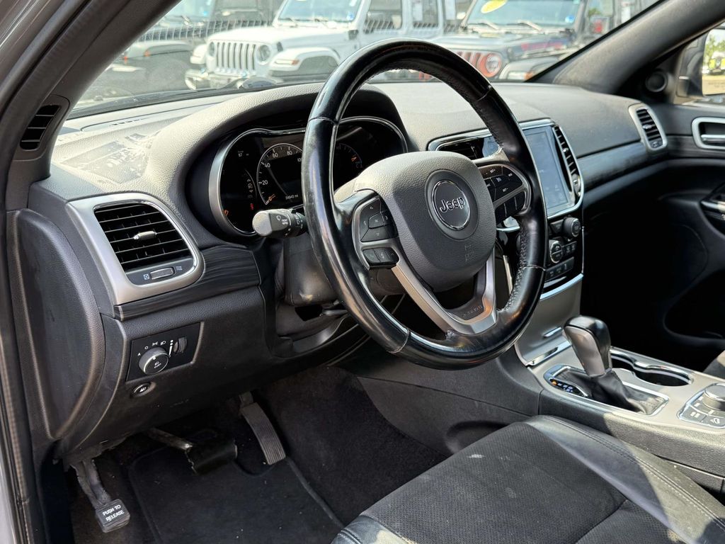 2022 Jeep Grand Cherokee WK Laredo X — photo 1 of 12