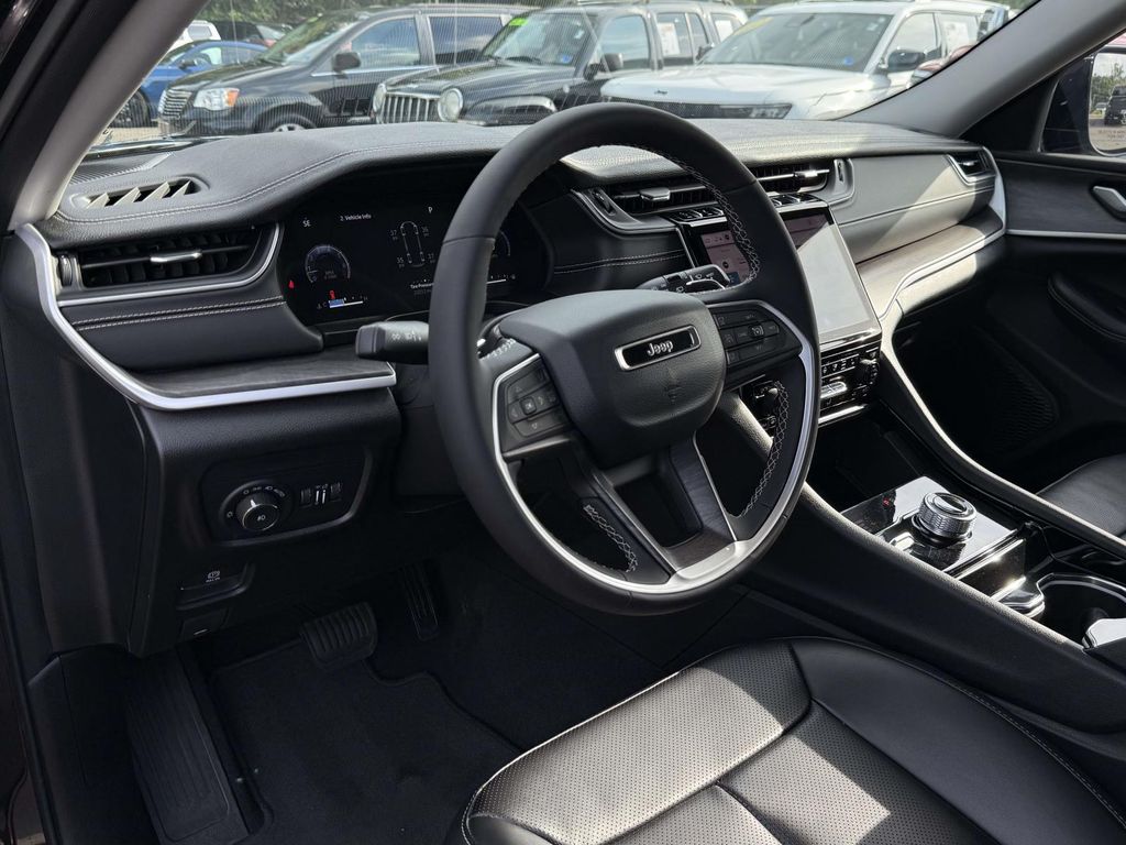 2023 Jeep Grand Cherokee L Limited — photo 1 of 12