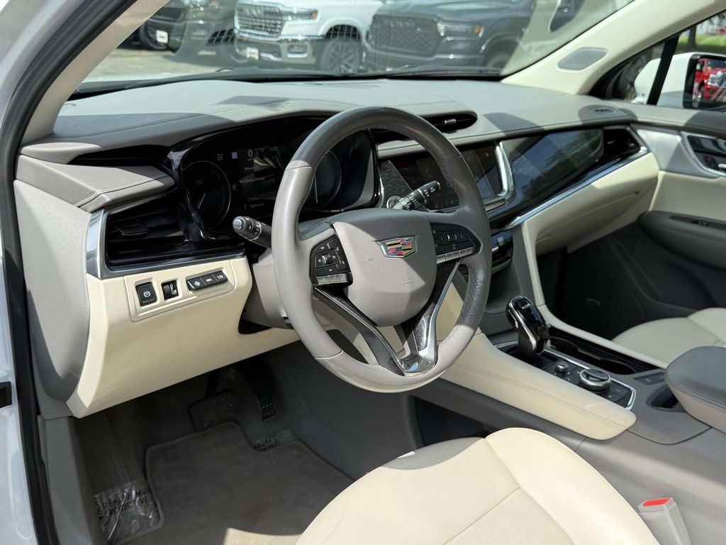 2023 Cadillac XT6 Premium Luxury — photo 1 of 12