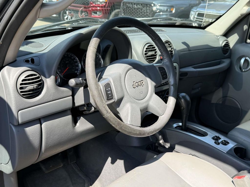 2005 Jeep Liberty Limited — photo 1 of 12