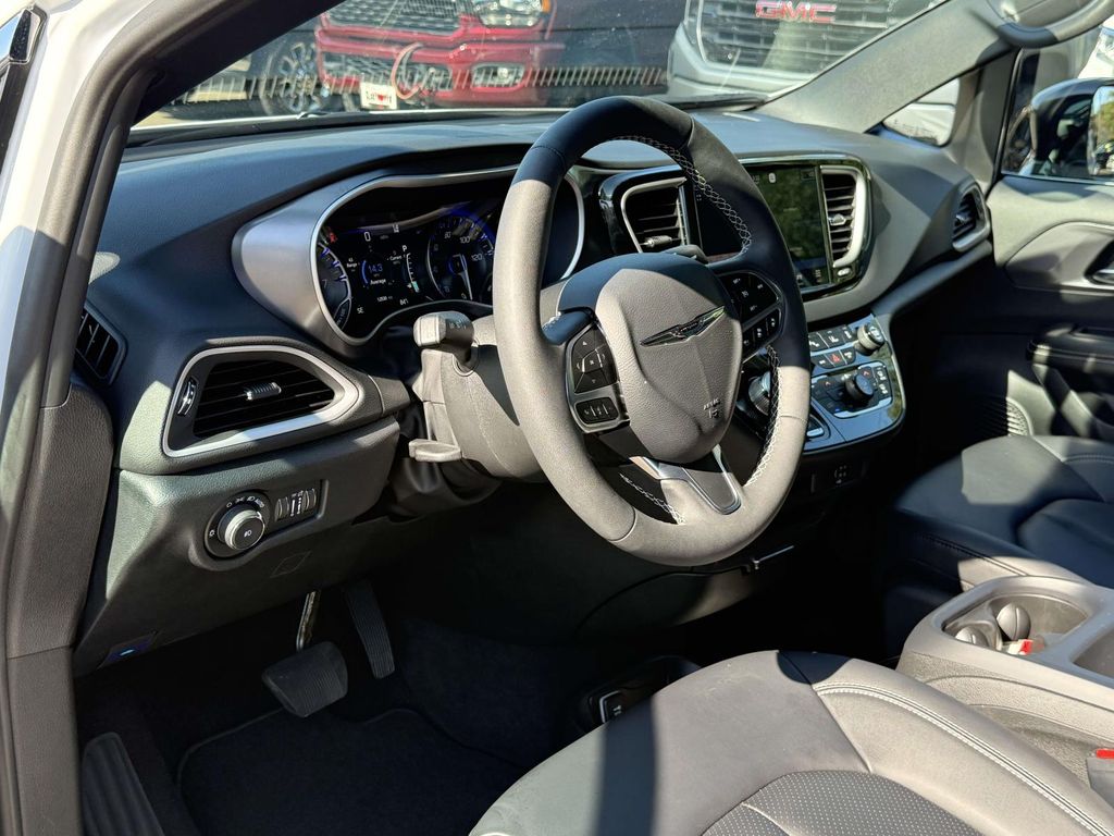 2026 Chrysler Pacifica Select — photo 1 of 12