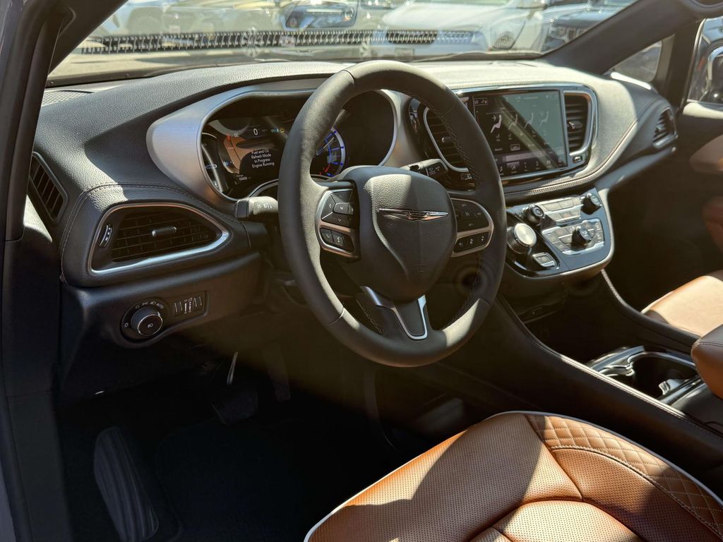2025 Chrysler Pacifica Pinnacle — photo 1 of 12