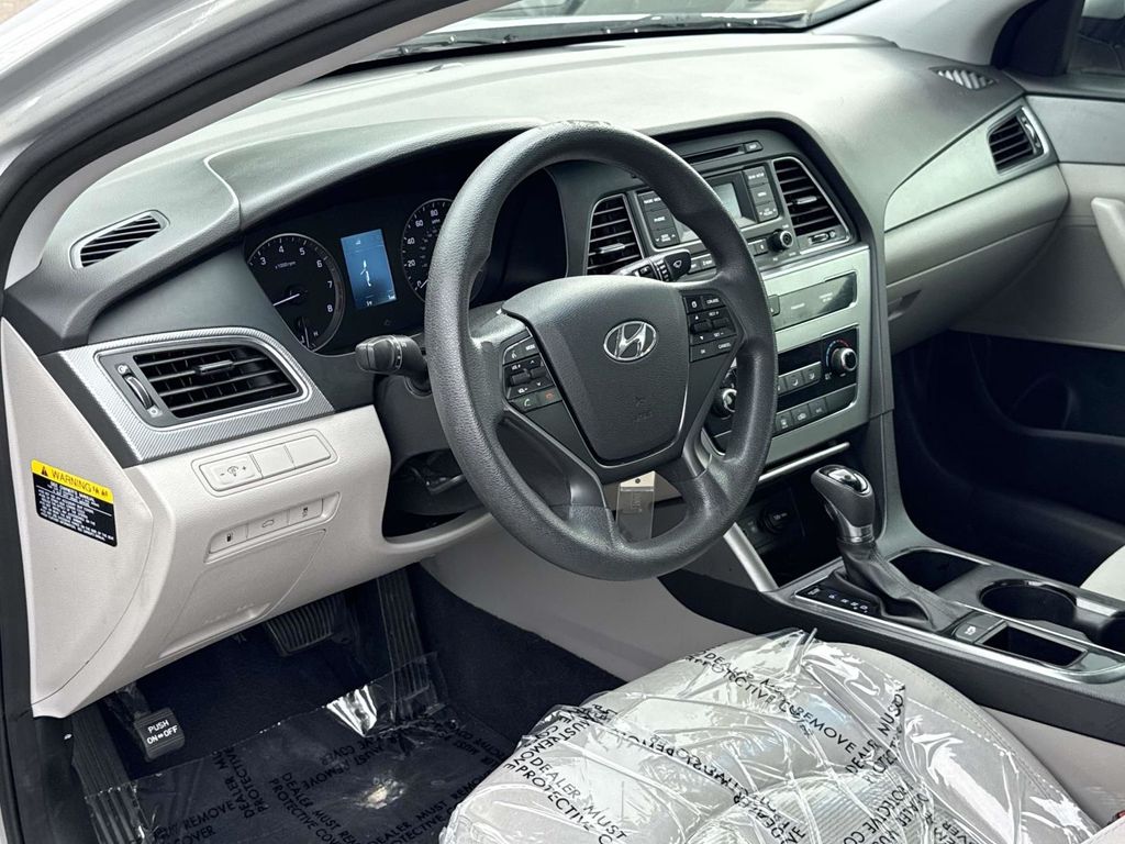 2015 Hyundai Sonata SE — photo 1 of 12