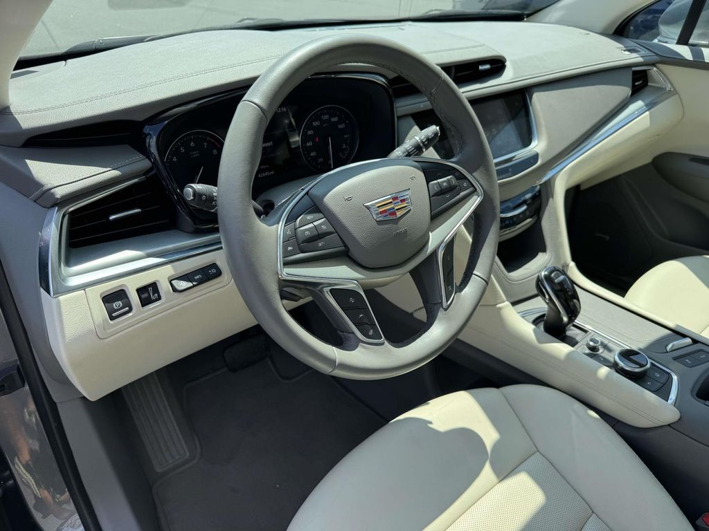 2020 Cadillac XT5 Premium Luxury — photo 1 of 12