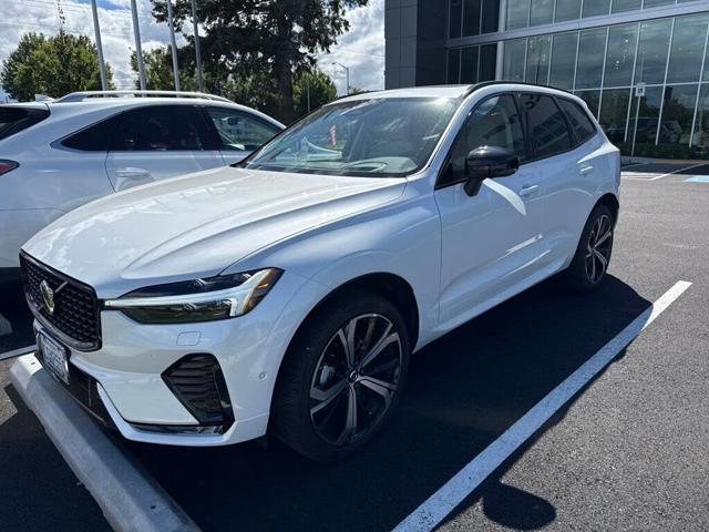 2025 Volvo XC60 B5 Ultra Dark Theme